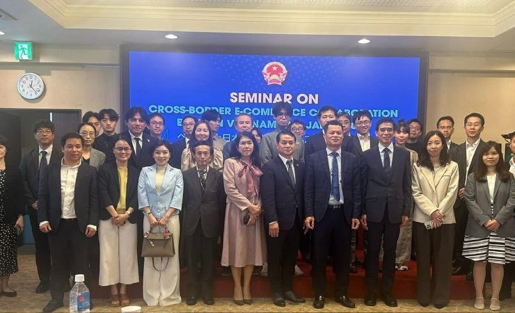 dai bieu Các đại biểu tham dự Hội thảo chụp ảnh kỷ niệm. (Ảnh: Thương vụ Việt Nam tại Nhật Bản)
